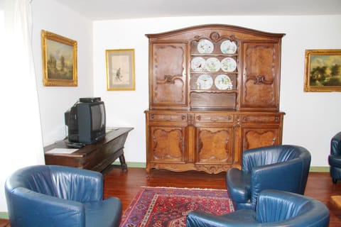 Cottage (Le Pery) | Living area | Flat-screen TV