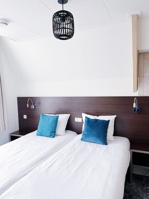 Quad Room | Desk, free WiFi, bed sheets