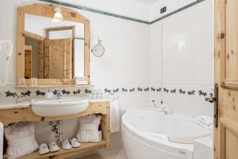 Luxury Suite | Bathroom | Jetted tub, hydromassage showerhead, eco-friendly toiletries, hair dryer