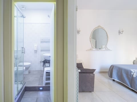 Family Double or Twin Room, Ensuite | Bathroom | Shower, free toiletries, hair dryer, bidet