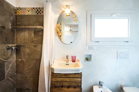 Double Room | Bathroom | Shower, free toiletries, hair dryer, bidet