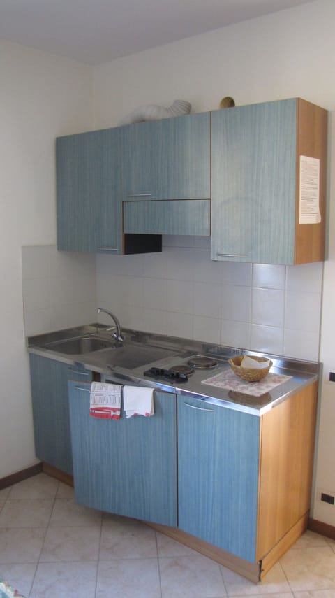 Studio, Mountain View | Private kitchenette | Cookware/dishes/utensils