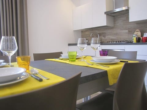 Standard Apartment | Private kitchen | Cookware/dishes/utensils