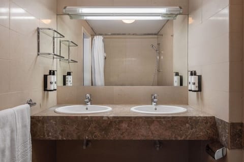 Twin Room | Bathroom | Shower, eco-friendly toiletries, hair dryer, towels