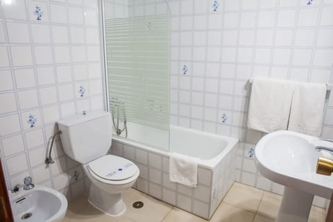 Combined shower/tub, free toiletries, bidet, towels