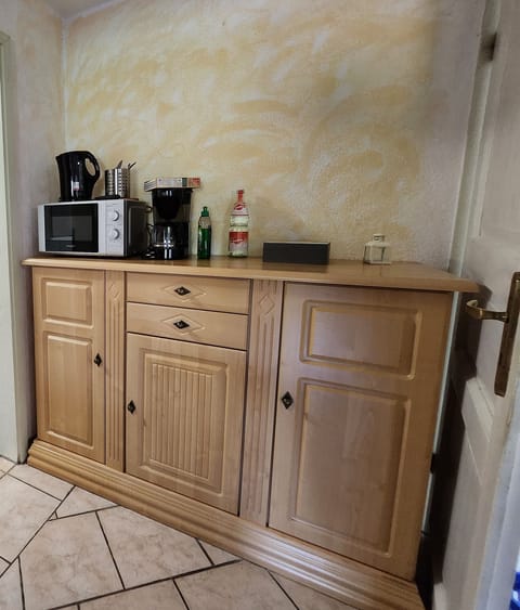 Apartment, 2 Bedrooms | Living room | 32-inch TV with cable channels