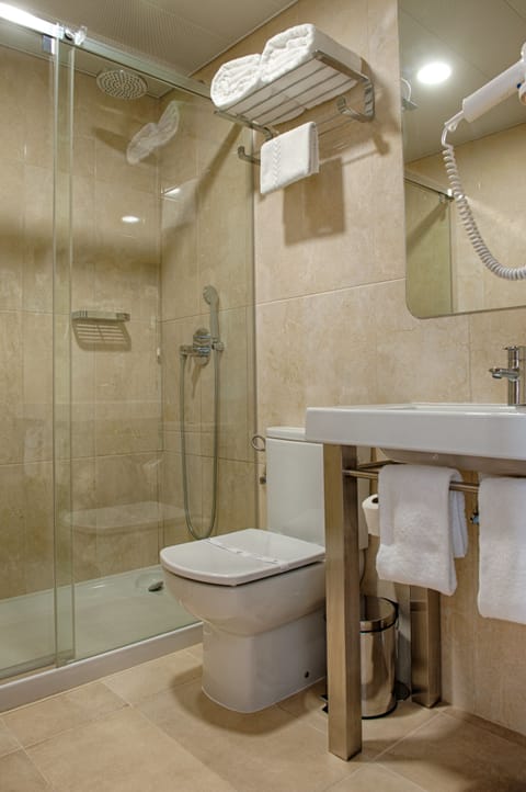 Superior Double Room | Bathroom | Shower, hair dryer, towels