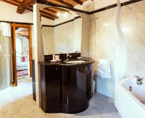 Royal Suite, Terrace | Bathroom | Free toiletries, hair dryer, towels, soap