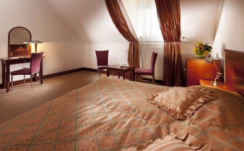 Superior Double Room | Minibar, in-room safe, individually decorated, individually furnished