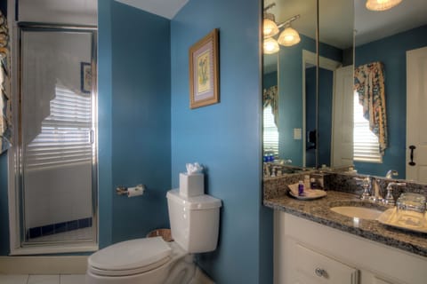 King Harborside 6 | Bathroom | Combined shower/tub, free toiletries, hair dryer, towels