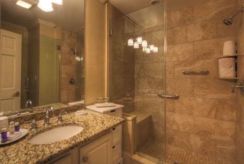 King Courtyard 4 | Bathroom | Combined shower/tub, free toiletries, hair dryer, towels