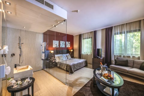 Romantic Suite, 1 Queen Bed | Hypo-allergenic bedding, minibar, in-room safe, desk