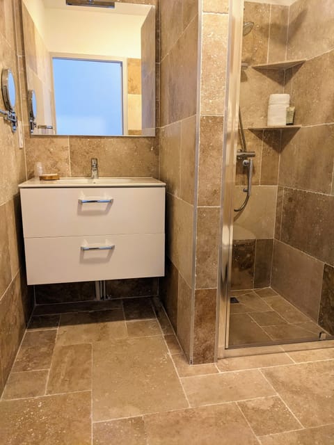 Superior Double Room | Bathroom | Free toiletries, hair dryer, towels