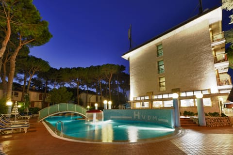 Seasonal outdoor pool, sun loungers
