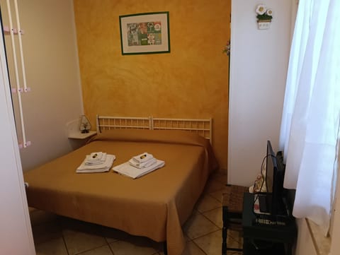 Basic Double Room | Iron/ironing board, free WiFi, bed sheets