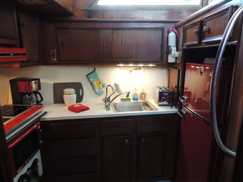 Captain's cabin | Private kitchen | Fridge, microwave, oven, stovetop