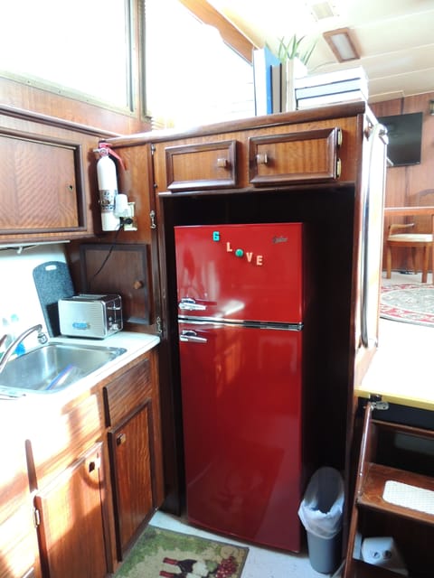 Captain's cabin | Private kitchen | Fridge, microwave, oven, stovetop