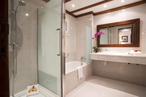 Junior Suite, Balcony | Bathroom | Free toiletries, hair dryer, bathrobes, slippers