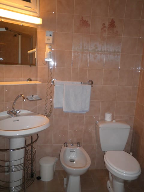 Junior Double Room | Bathroom | Free toiletries, hair dryer, towels, soap