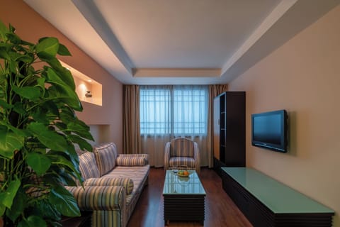 Family Room | Premium bedding, minibar, in-room safe, desk