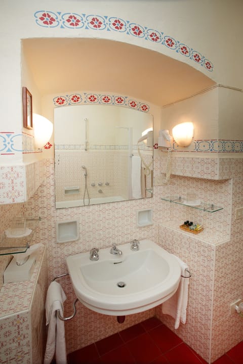 Classic Double or Twin Room | Bathroom | Free toiletries, hair dryer, towels