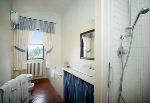 Classic Room, Garden View | Bathroom | Free toiletries, hair dryer, towels
