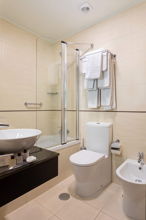 Suite | Bathroom | Combined shower/tub, rainfall showerhead, free toiletries, hair dryer