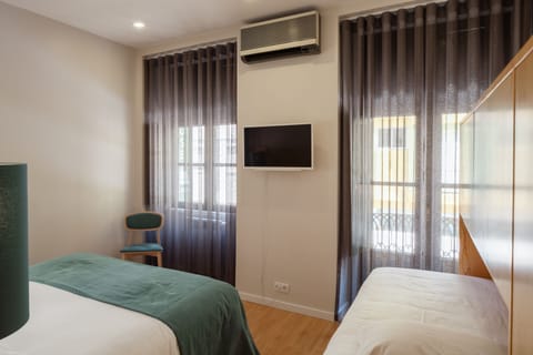 Superior Triple Room | Premium bedding, blackout drapes, free WiFi, bed sheets