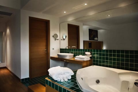 Junior Suite, Patio, Garden View | Bathroom | Designer toiletries, hair dryer, slippers, bidet