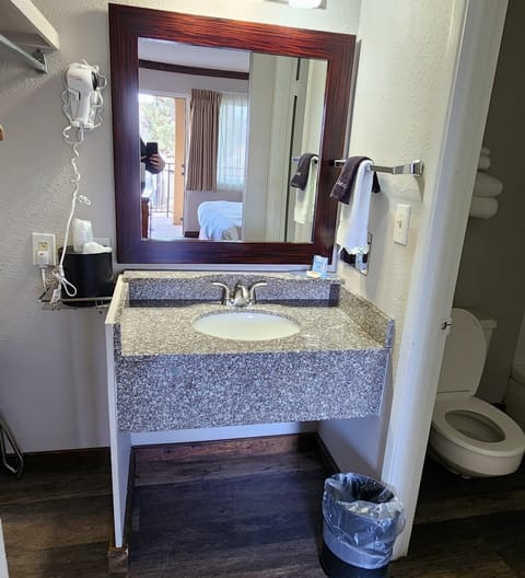 Standard Room, 1 King Bed | Bathroom | Combined shower/tub, hair dryer, towels