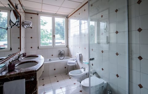 Junior Suite, Garden View | Bathroom | Free toiletries, hair dryer, bidet, towels