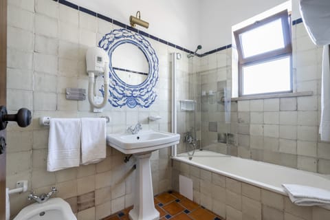 Combined shower/tub, free toiletries, hair dryer, bidet