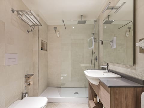 Panoramic Double or Twin Room, Balcony, Lake View | Bathroom | Free toiletries, towels