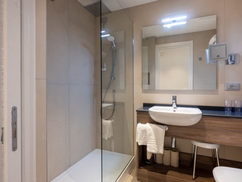 Panoramic Double or Twin Room, Balcony, Lake View | Bathroom | Free toiletries, towels