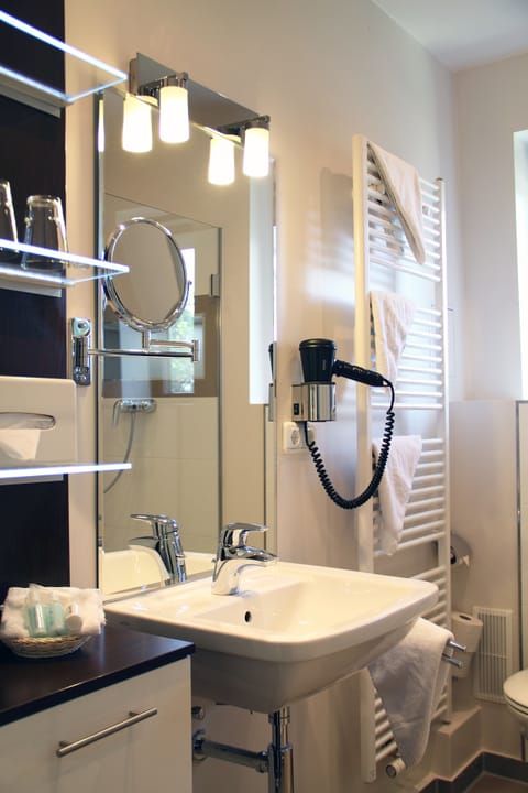 Shower, free toiletries, hair dryer, bathrobes