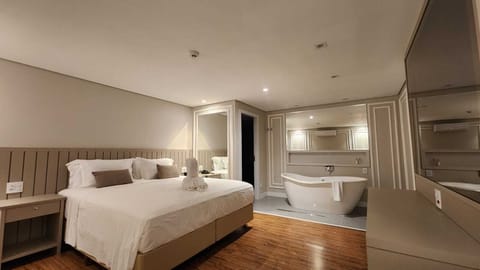 Luxury Studio Suite | Hypo-allergenic bedding, minibar, in-room safe, desk