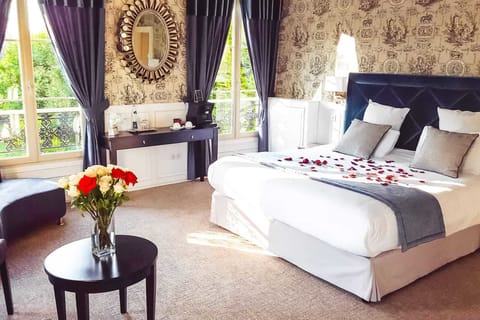 Comfort Suite, Hot Tub | Individually decorated, desk, soundproofing, iron/ironing board