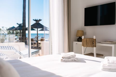 Deluxe Room Sea View | In-room safe, individually decorated, blackout drapes, soundproofing