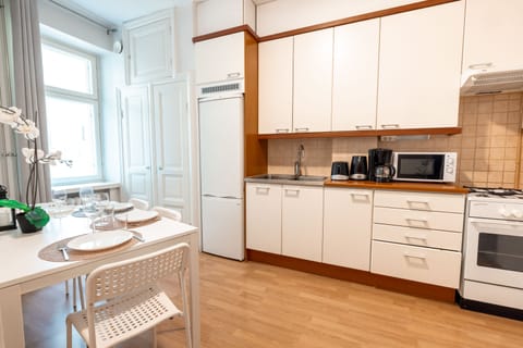 Superior Studio, 1 Queen Bed with Sofa bed, Non Smoking | Private kitchen | Full-size fridge, microwave, oven, stovetop