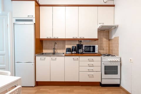 Superior Studio, 1 Queen Bed with Sofa bed, Non Smoking | Private kitchen | Full-size fridge, microwave, oven, stovetop