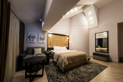 Superior Double Room | 1 bedroom, minibar, in-room safe, desk