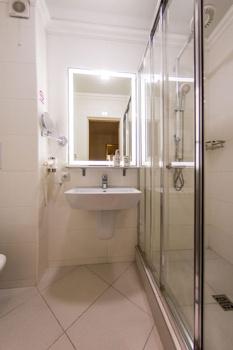 Double or Twin Room | Bathroom | Free toiletries, hair dryer, slippers, towels