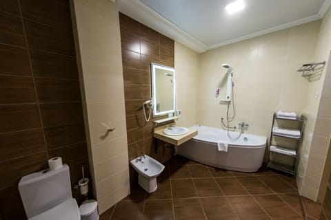 Deluxe Suite | Bathroom | Free toiletries, hair dryer, slippers, towels