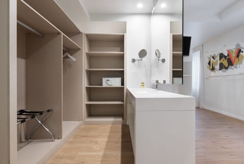 Junior Suite | Bathroom | Eco-friendly toiletries, hair dryer, towels