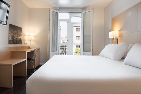 Deluxe Double Room | Minibar, in-room safe, desk, soundproofing