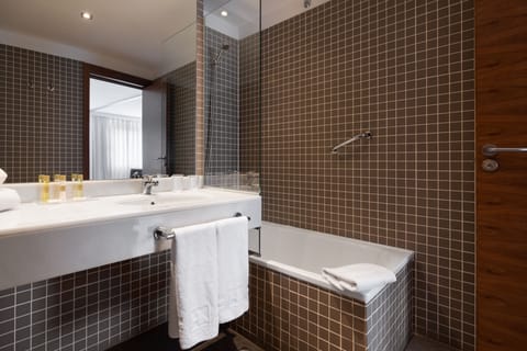 Deluxe Double Room | Bathroom | Eco-friendly toiletries, hair dryer, towels