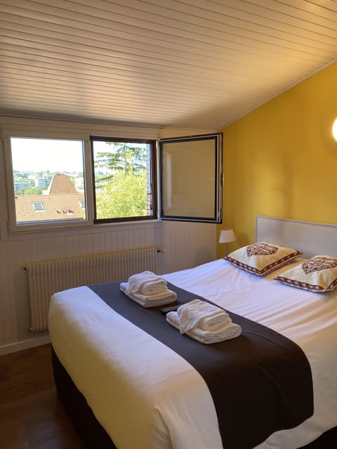 Double Room | Desk, iron/ironing board, free WiFi, bed sheets