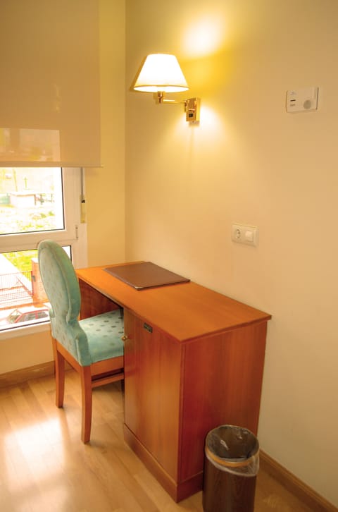 Double Room | Minibar, in-room safe, desk, iron/ironing board