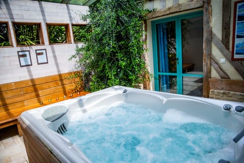 House, 1 bedroom with private Jacuzzi - SPA MAJOREL | Private spa tub