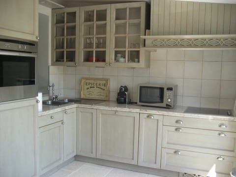 House on the Water, 2 bedrooms - LA LAGUNE | Private kitchen | Fridge, microwave, oven, stovetop